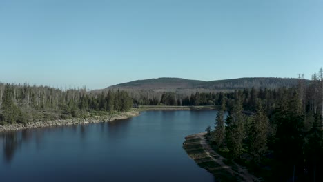 Drone-Aerial-Shot-of-a-beautiful-lake-in-the-harz-national-forest,-Germany