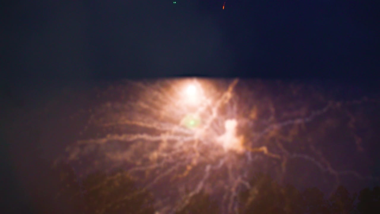 velas romanas y fuegos artificiales explotando en el cielo