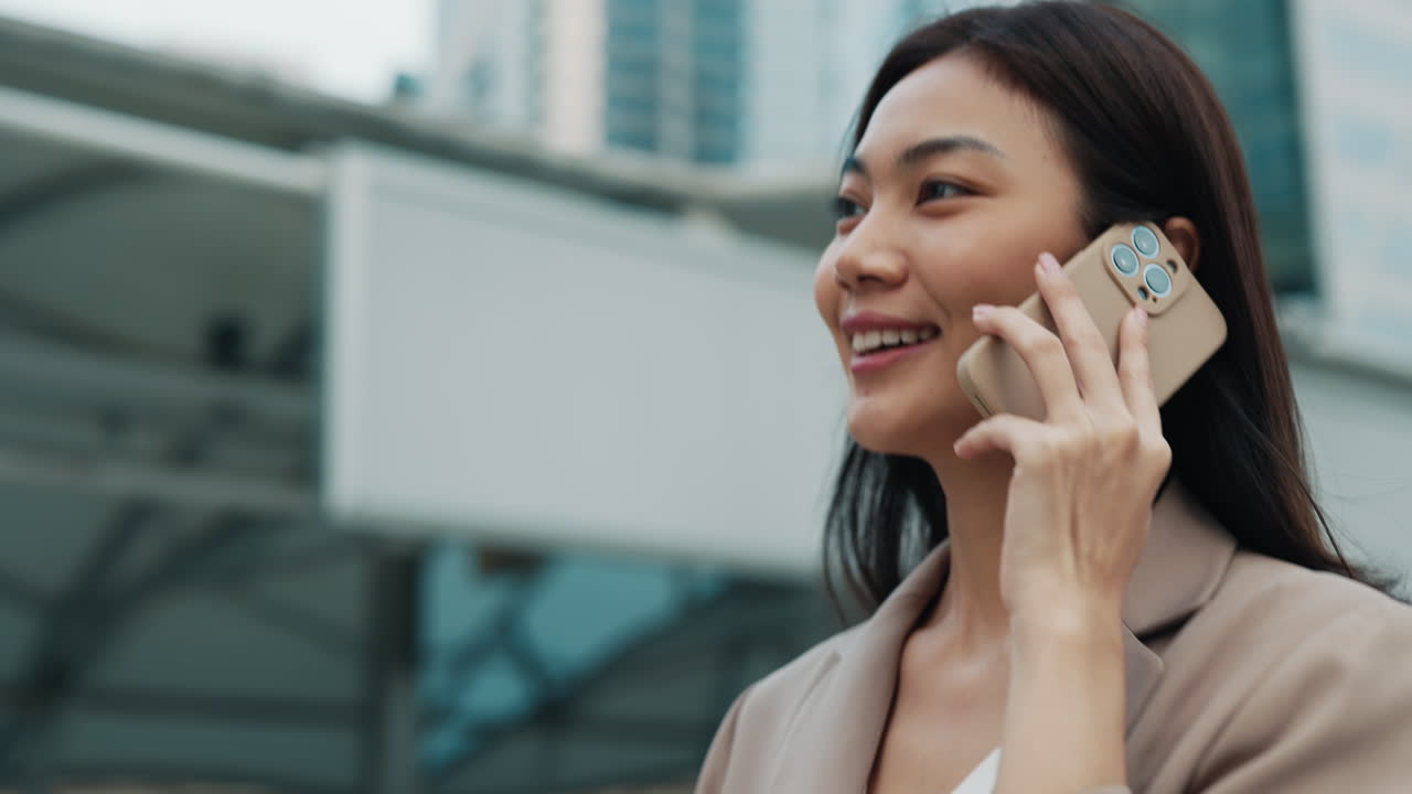 도시에서 전화 통화를 하는 사업가