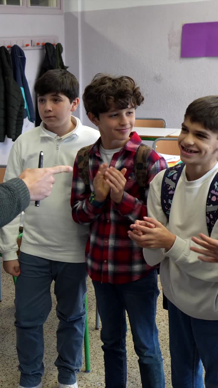 escena del aula con estudiantes y maestros