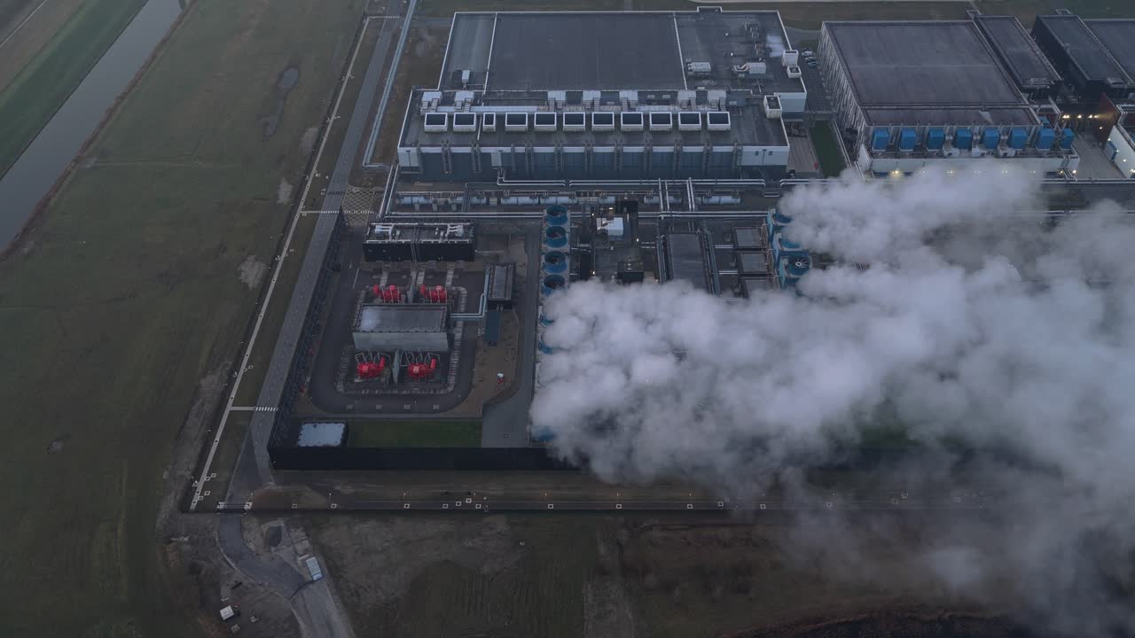 Vista aerea di un data center iperscalabile che emette vapore