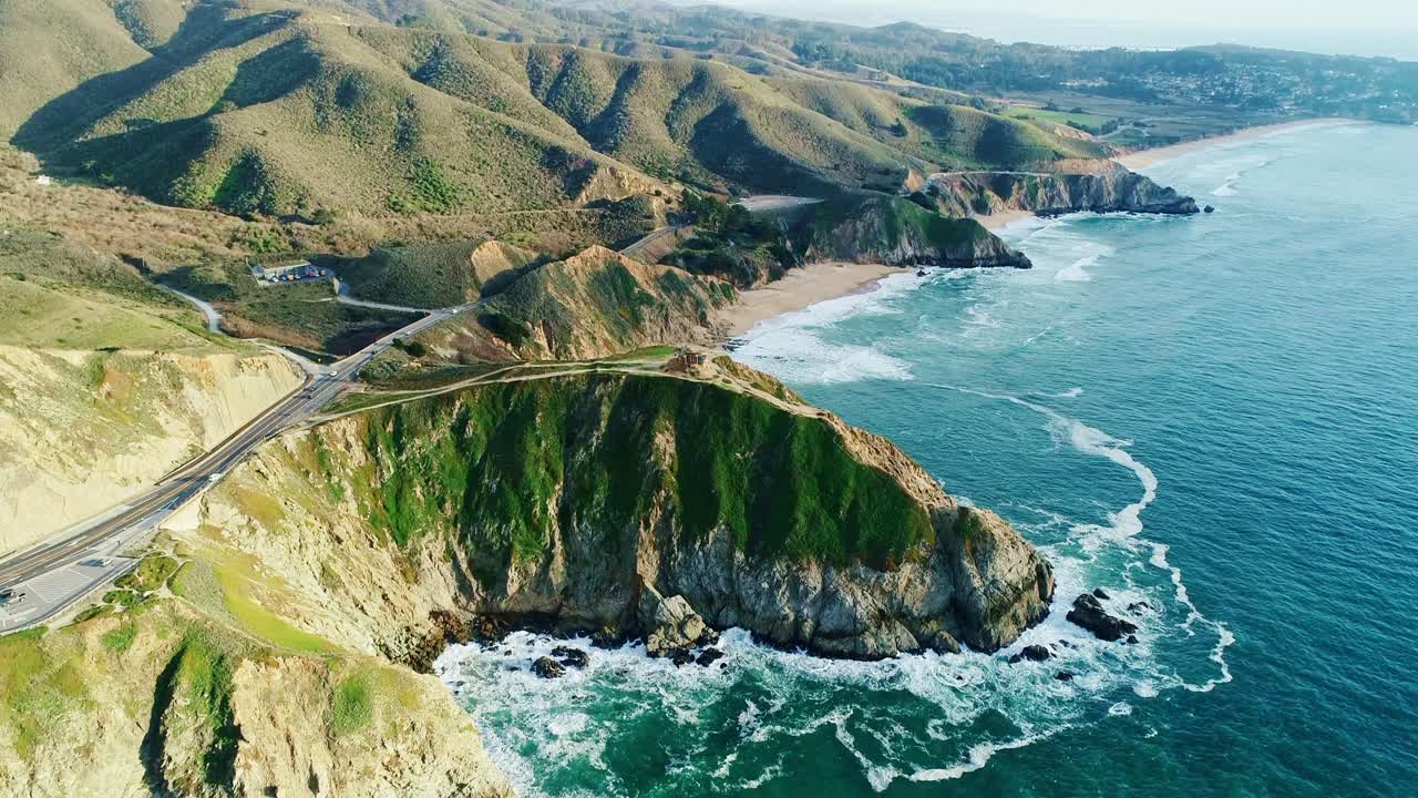 캘리포니아 해안선 - 샌프란시스코 근처의 절벽과 물결을 보여주는