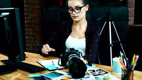 fotógrafo que trabaja en la oficina