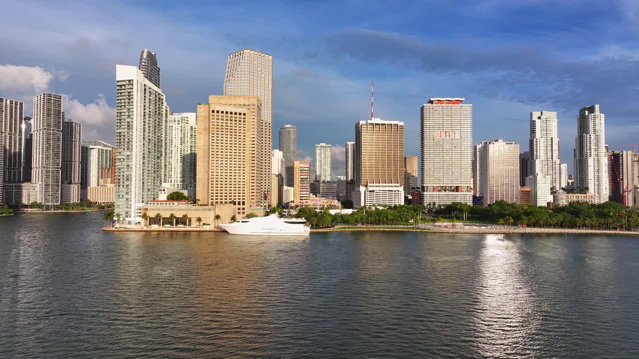 황금빛 해가 뜨는 동안 마이애미 시내의 스카이라인