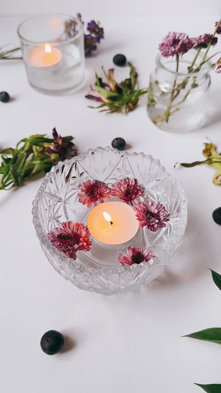 Elegant blomsterlysarrangement i krystalskål