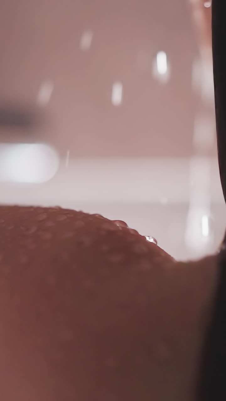 샤워 객실에서 여성 피부에 물방울이 떨어지는 것 - 화장실에서 스프레이 아래 서있는 여자의 부드러운 몸과 은 머리카락 - 집에서 몸을 는 절차