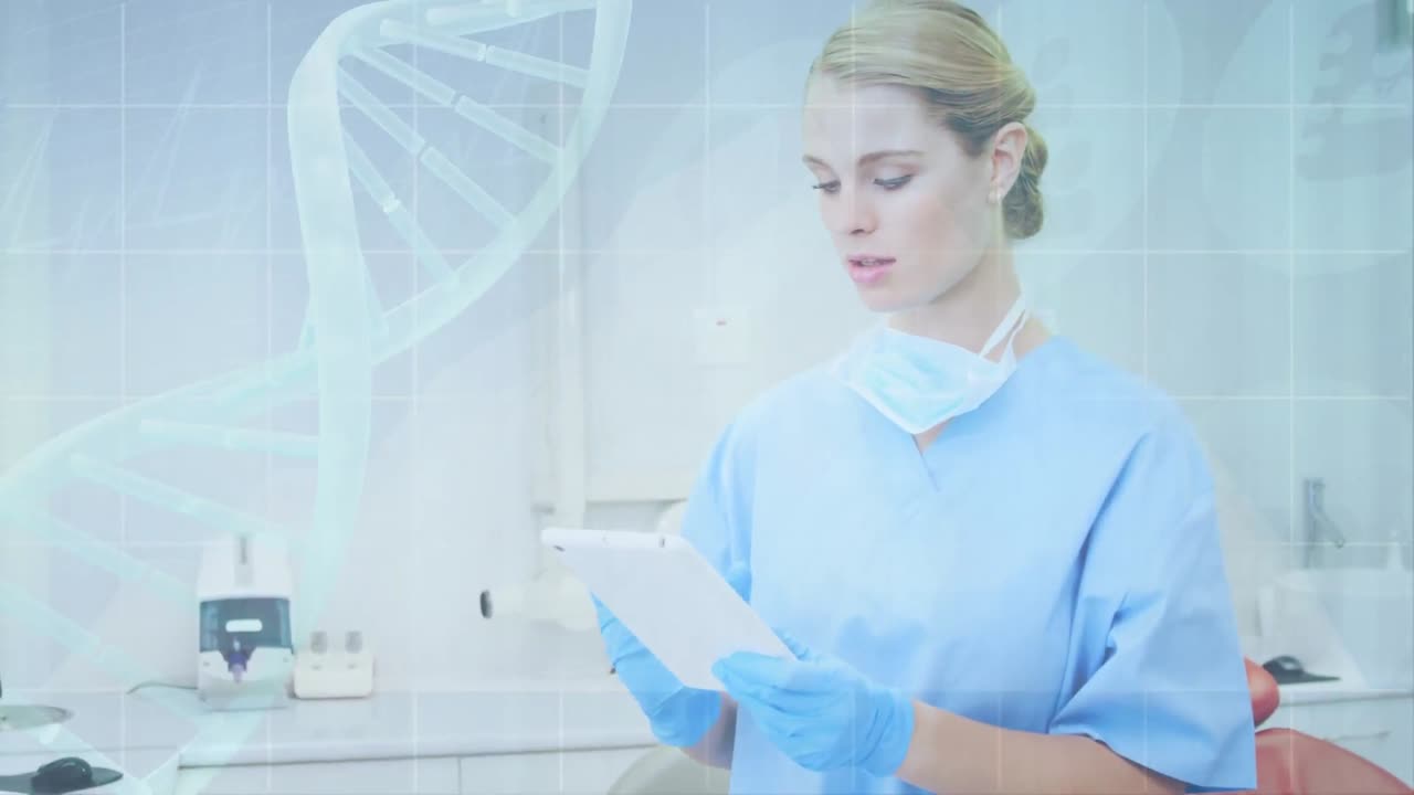 анимация вращения нити днк и обработки данных над кавказской женщиной-доктором с использованием планшета