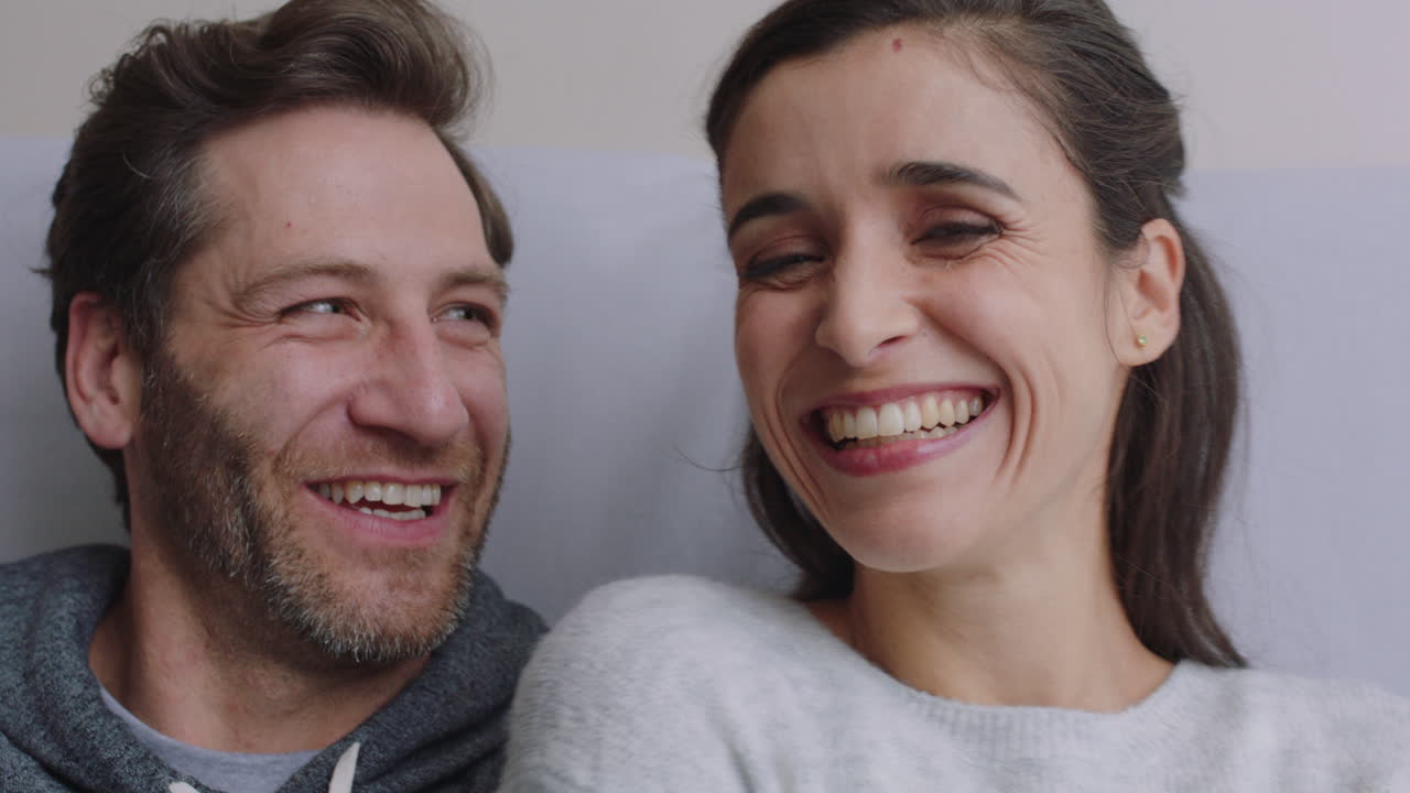 행복한 커플이 웹캠을 사용하여 비디오 채팅을 하고 친구들과 채팅을 하고 대화를 즐기며 라이프 스타일을 공유하고 있습니다.