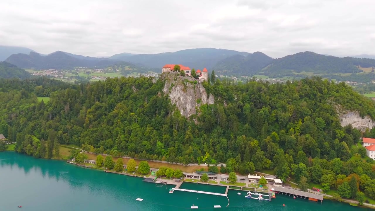Ammira la maestosa bellezza del Castello di Bled dall'alto, dove l'antica architettura incontra le acque serene del Lago di Bled, creando una scena pittoresca.