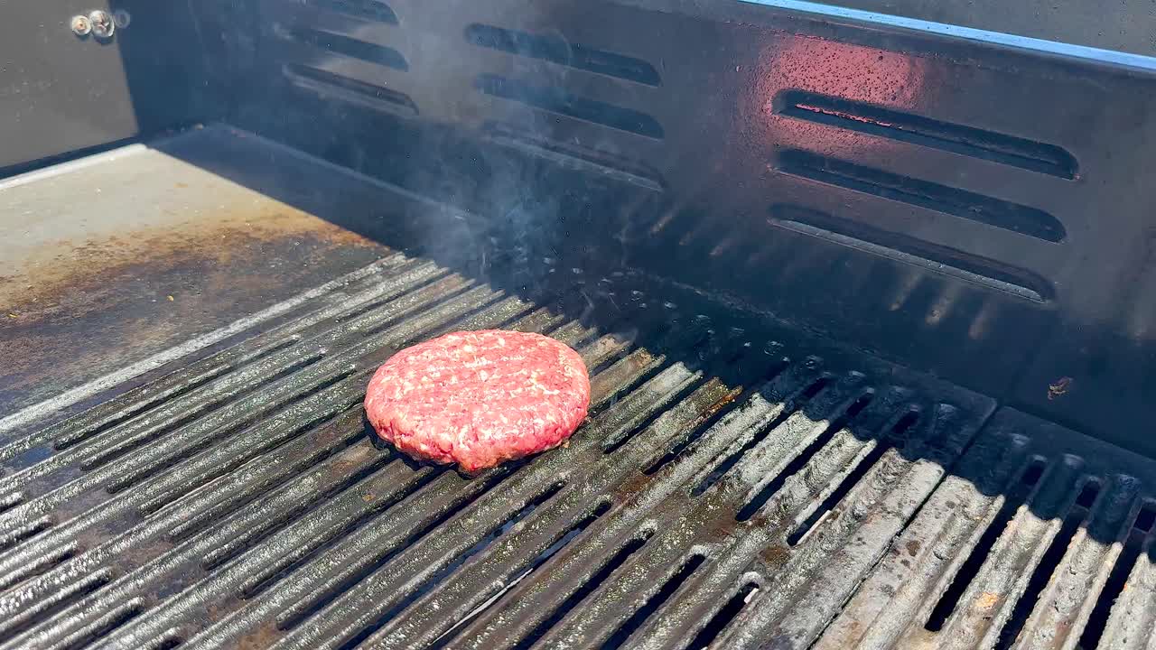 Hamburgerbøf steger på en grill