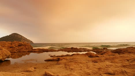 Incendios-Forestales-En-La-Distancia-Bloqueando-El-Sol-Y-Proyectando-Una-Neblina-Naranja