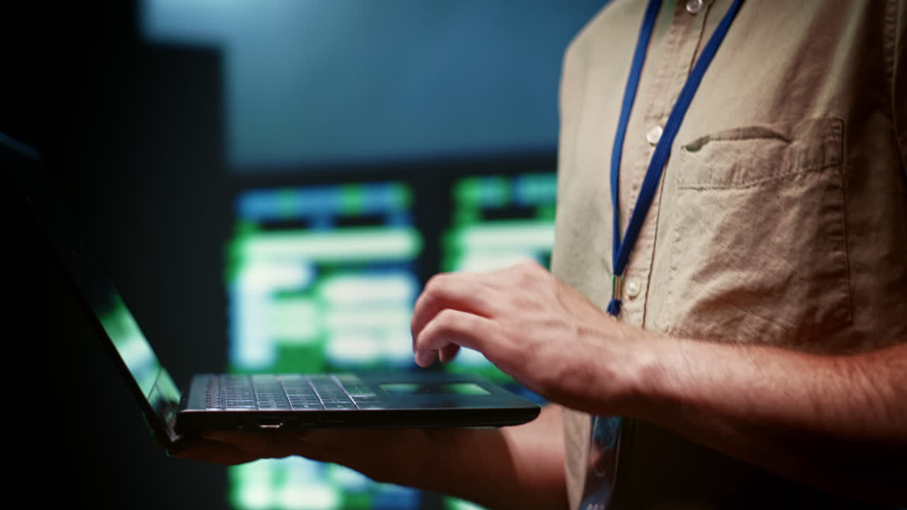 el desarrollador monitorea la seguridad de la granja de servidores