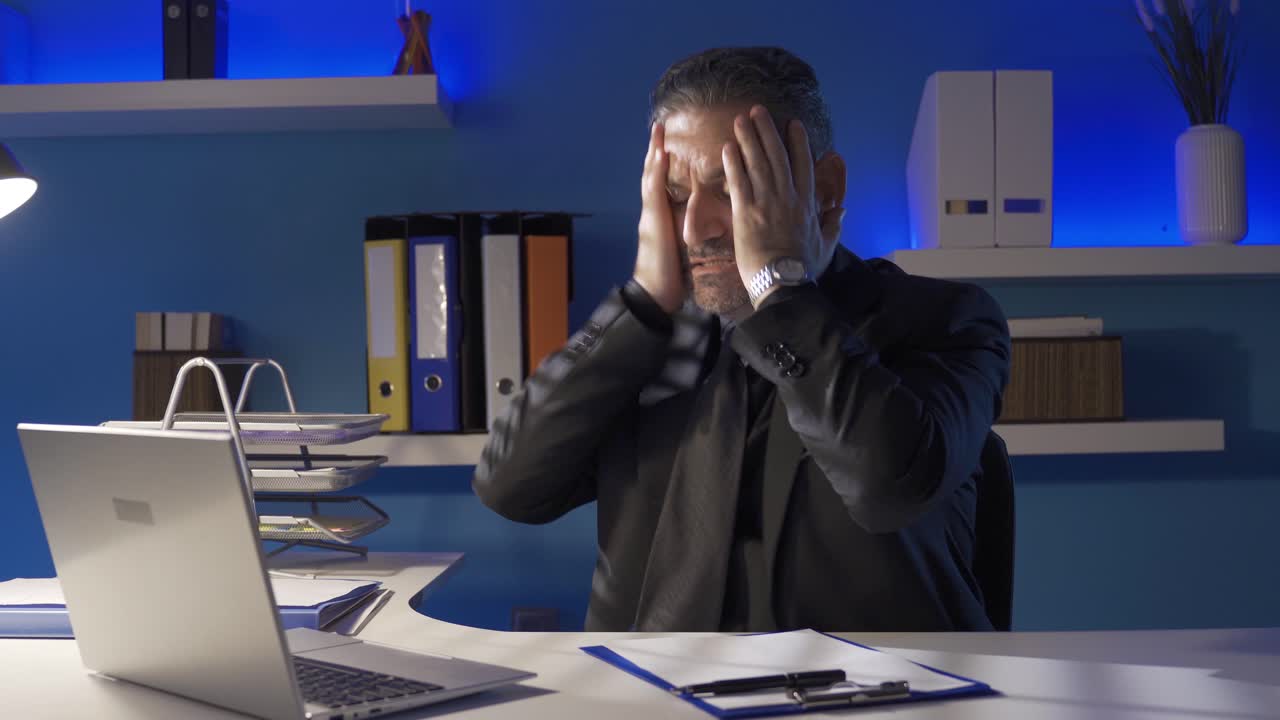 좌절한 사업가는 노트북을 사용하면서 나쁜 소식을 볼 때 화를 내고 화를 내죠.