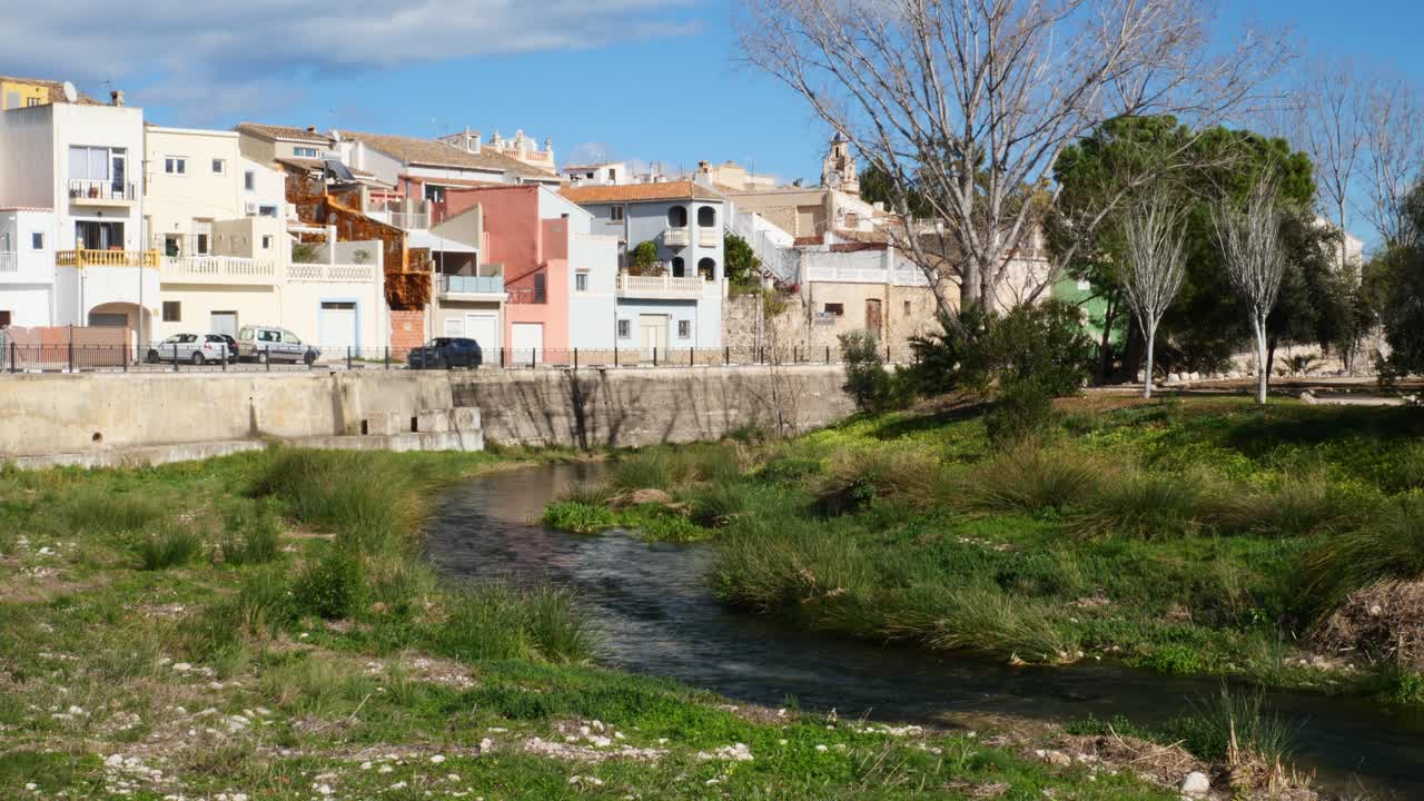 Pequeño río que fluye junto a casas coloridas en una ciudad europea