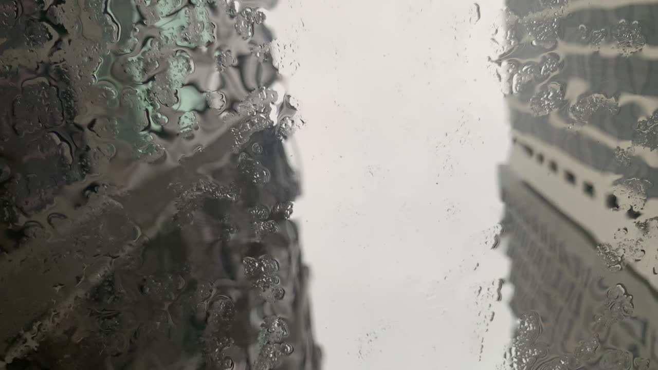 도시에서 비가 내리고 있습니다.