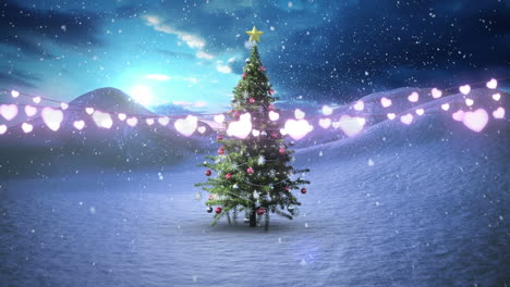 luces de hadas en forma de corazón decoración contra la nieve que cae sobre el árbol de navidad en el paisaje de invierno