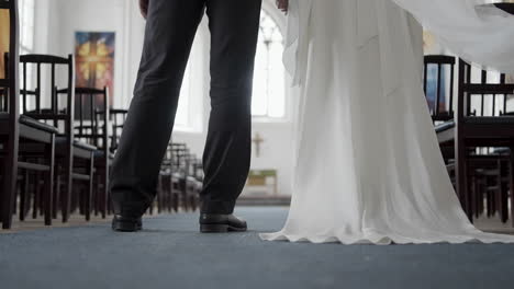 una pareja caminando por el pasillo en una ceremonia de boda