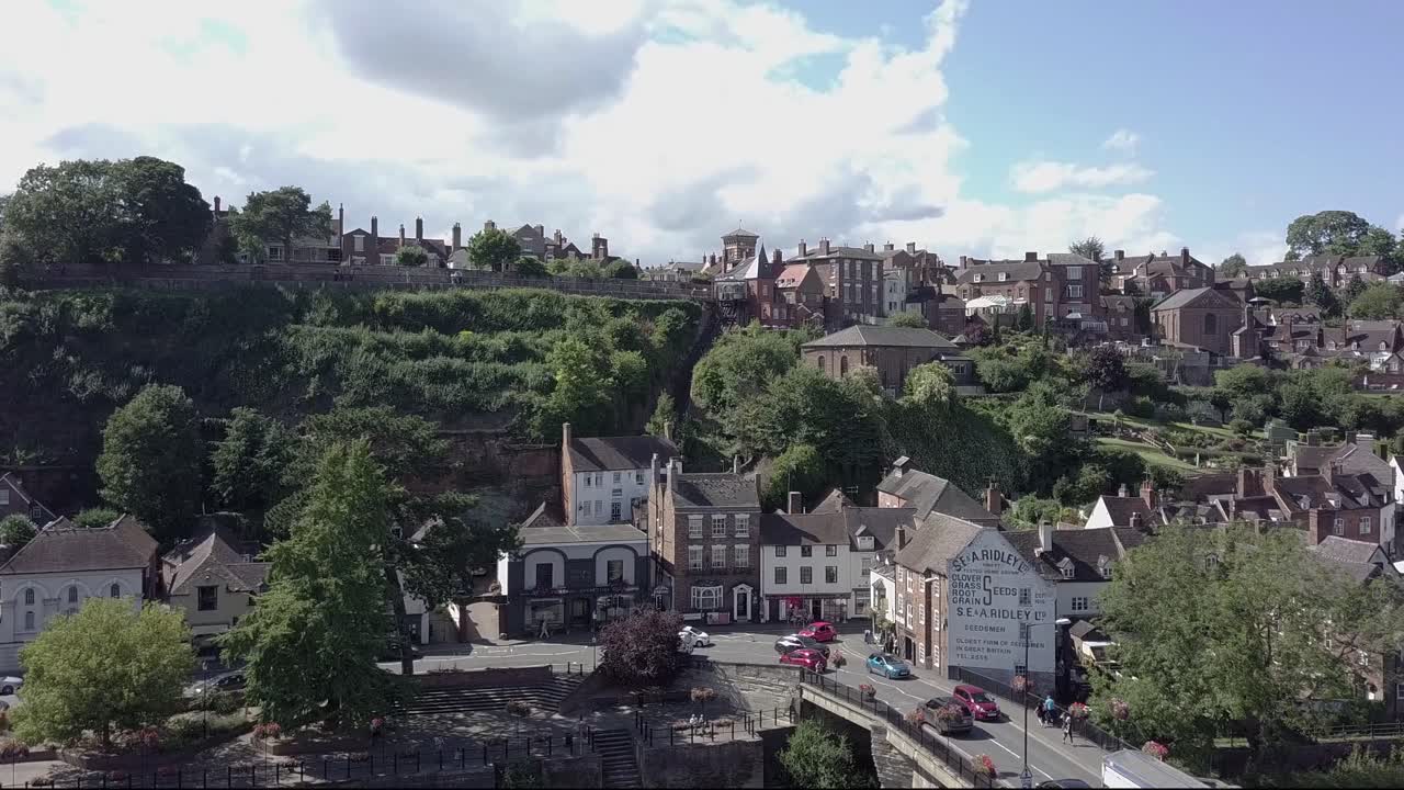 드론은 영국 슈롭셔의 브리지와 하이 타운, 브리드그노스를 보여주는 오른쪽을 천천히 추적합니다 - 35초 버전