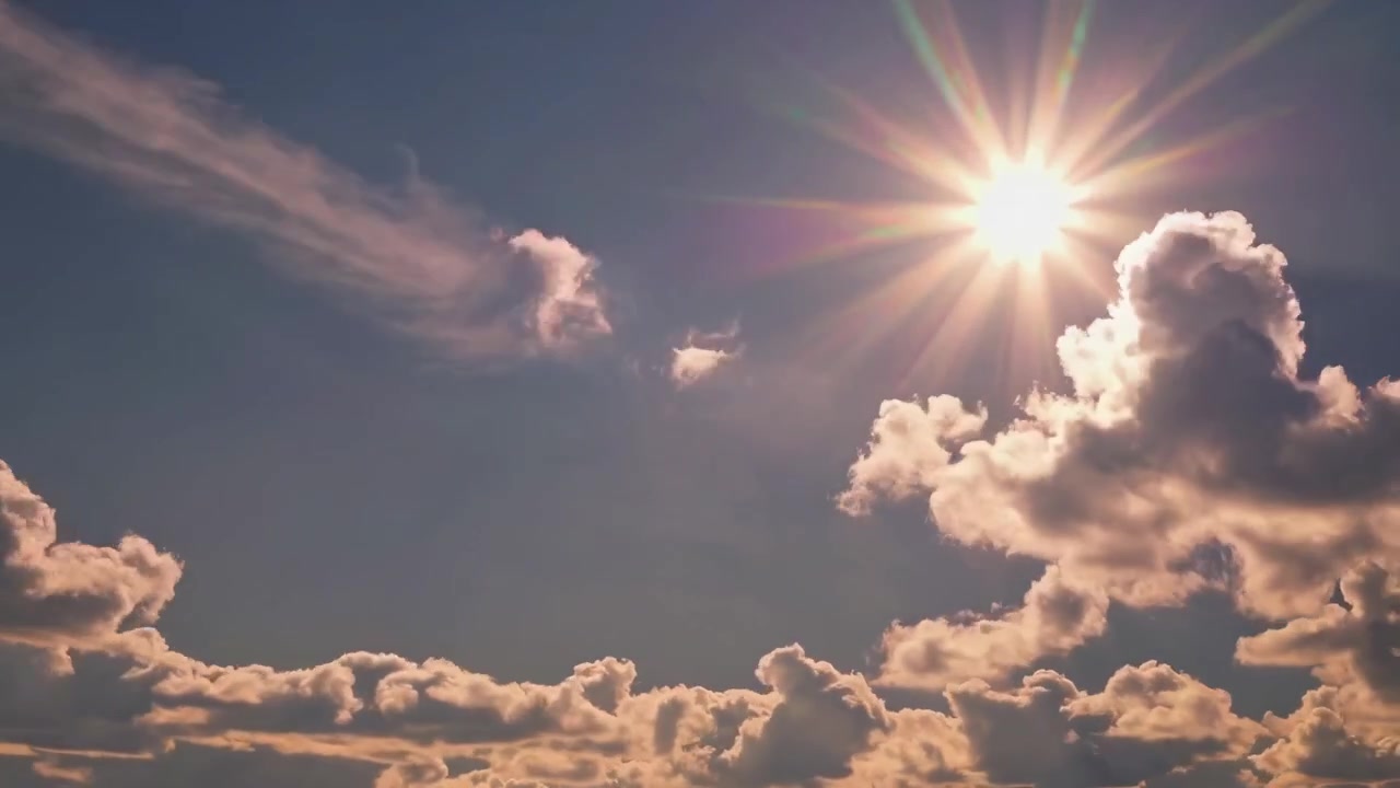 Timelapse af solen, der bevæger sig hen over en skyet himmel