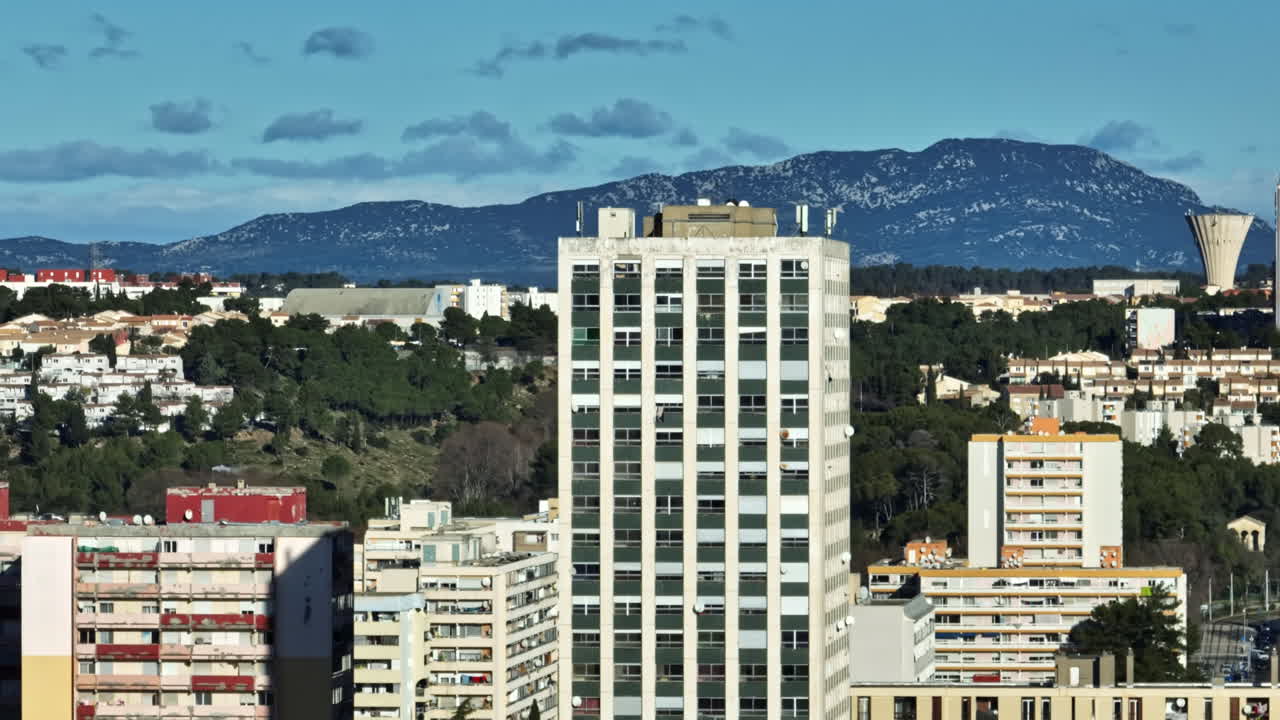 el panorama de la mosson: los edificios residenciales de montpellier de pie en alto.