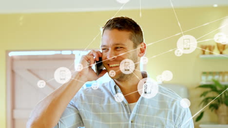 animación de la red de iconos de los medios sobre un hombre caucásico feliz hablando en su teléfono inteligente en casa