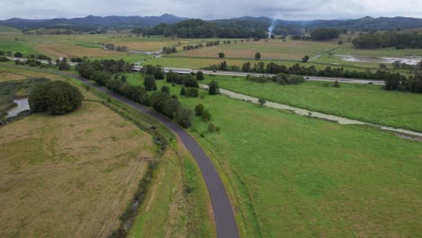 Clothiers-Creek-Road-Y-La-Autopista-Del-Pacífico-Rodeadas-De-Verdes-Prados-En-Tanglewood,-Nueva-Gales-Del-Sur,-Australia