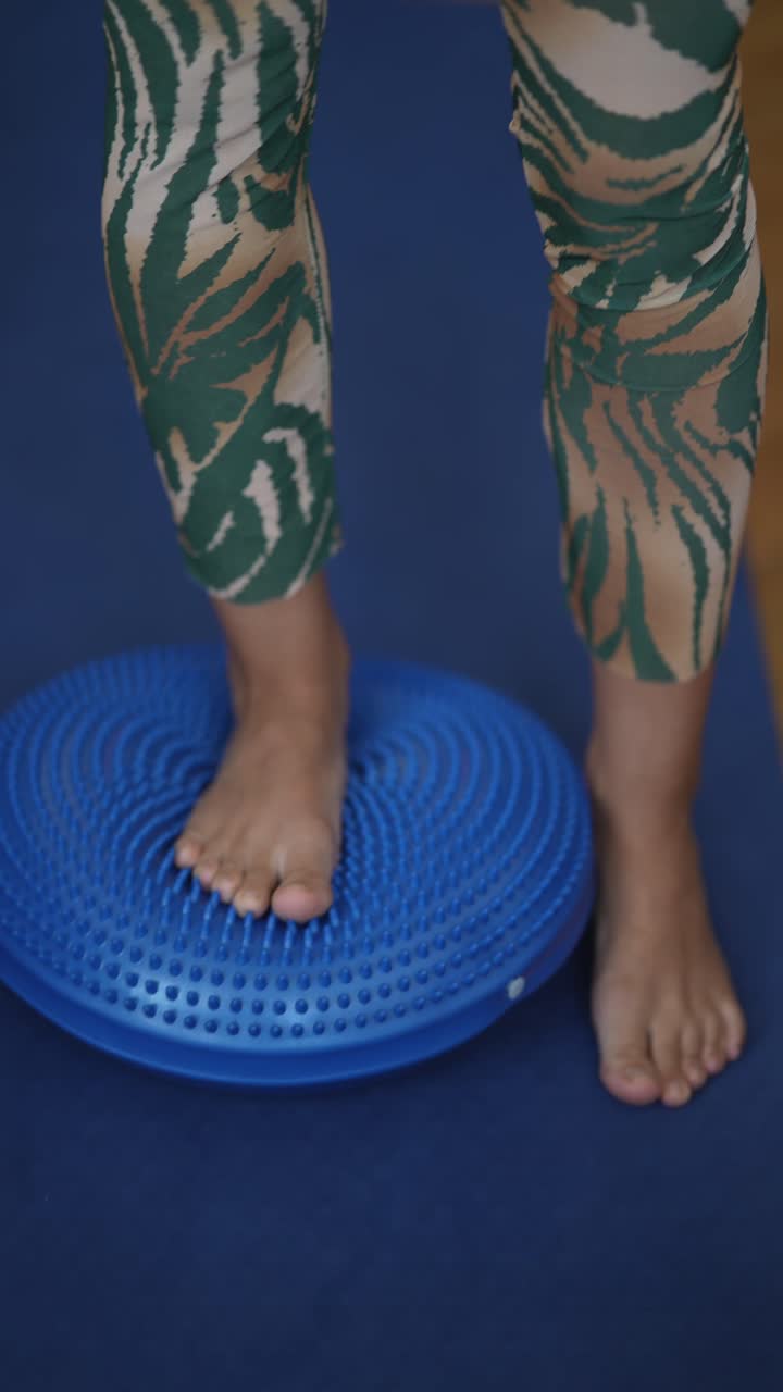 ejercicio de equilibrio con disco de equilibrio