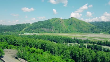 Luftflug-über-Die-Berge-Und-Den-Wald-Unter-Dem-Bewölkten-Himmel