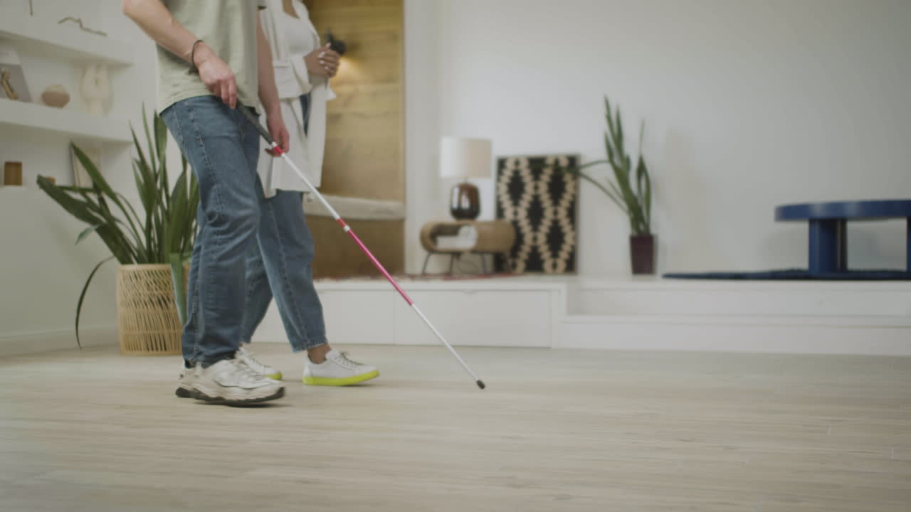piernas caminando con palos de caminar