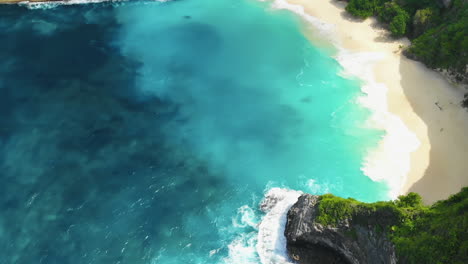 Asombroso-Paisaje-De-Aguas-Azules-Claras-Y-Olas-Blancas-Brillantes-Golpeando-Una-Playa-Tropical,-Imágenes-En-Cámara-Lenta