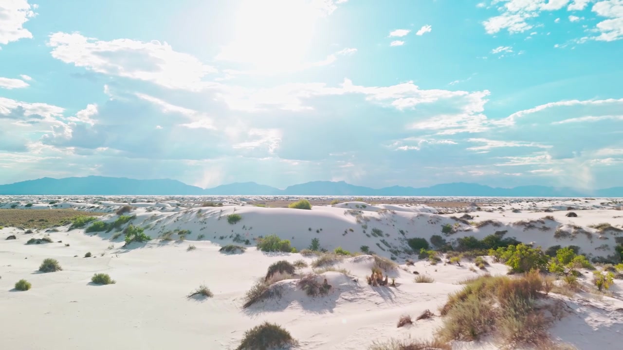Vista panoramica a livello del suolo di uniche dune di sabbia di gesso bianche al Parco Nazionale di White Sands nel Nuovo Messico, che mostra increspature del deserto, texture e la luce del giorno intensa