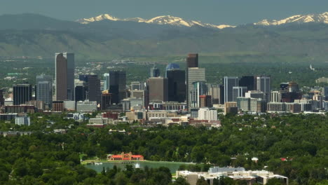 Innenstadt-Von-Denver,-Luftaufnahme,-Drohne,-Stadtpark,-See,-Stadtbild,-Nuggets,-Lawine,-Rocky-Mountains,-Felsige-Berge,-Landschaft,-Mount-Evans,-Bester-Film,-Einzigartig,-Original,-Parallaxe,-Ausläufer,-Colorado,-Sommer,-Nach-Oben-Gezoomt