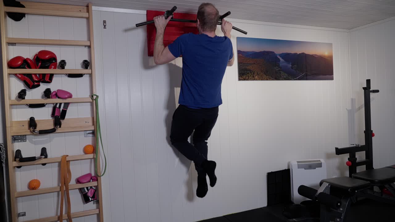 집에서 체육관에서 뛰는 것, 풀업에서 단호하게 노력하는 것