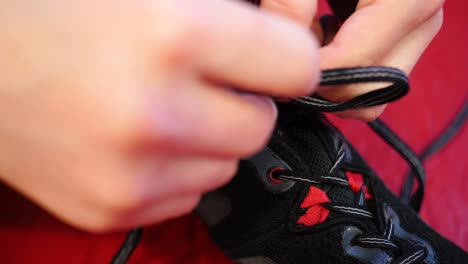 cerca de una persona atando los cordones de un zapato de lucha