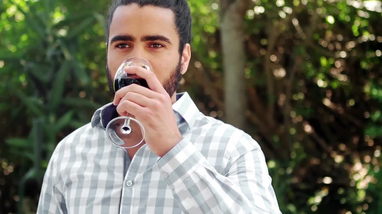 ⁇ 은 와인 한 잔 을 마시는 사람