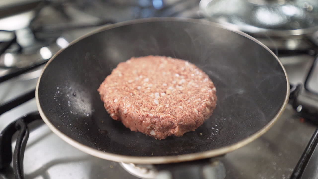 hamburguesa vegana a base de plantas cocinada en una sartén