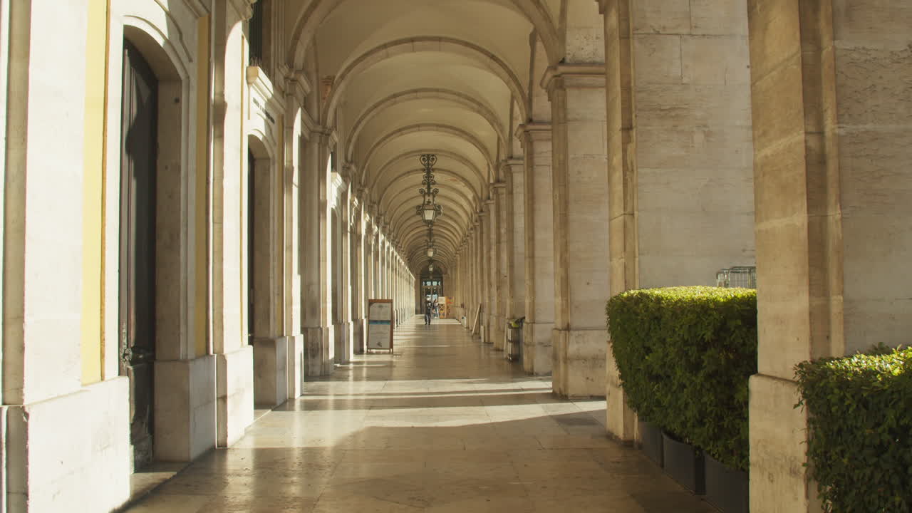 perspectiva larga de los arcos en lisboa