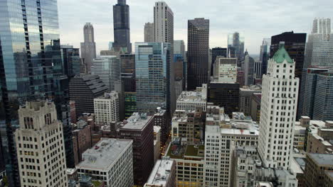 vista aérea sobre a madison street, no meio de arranha-céus em loop, chicago