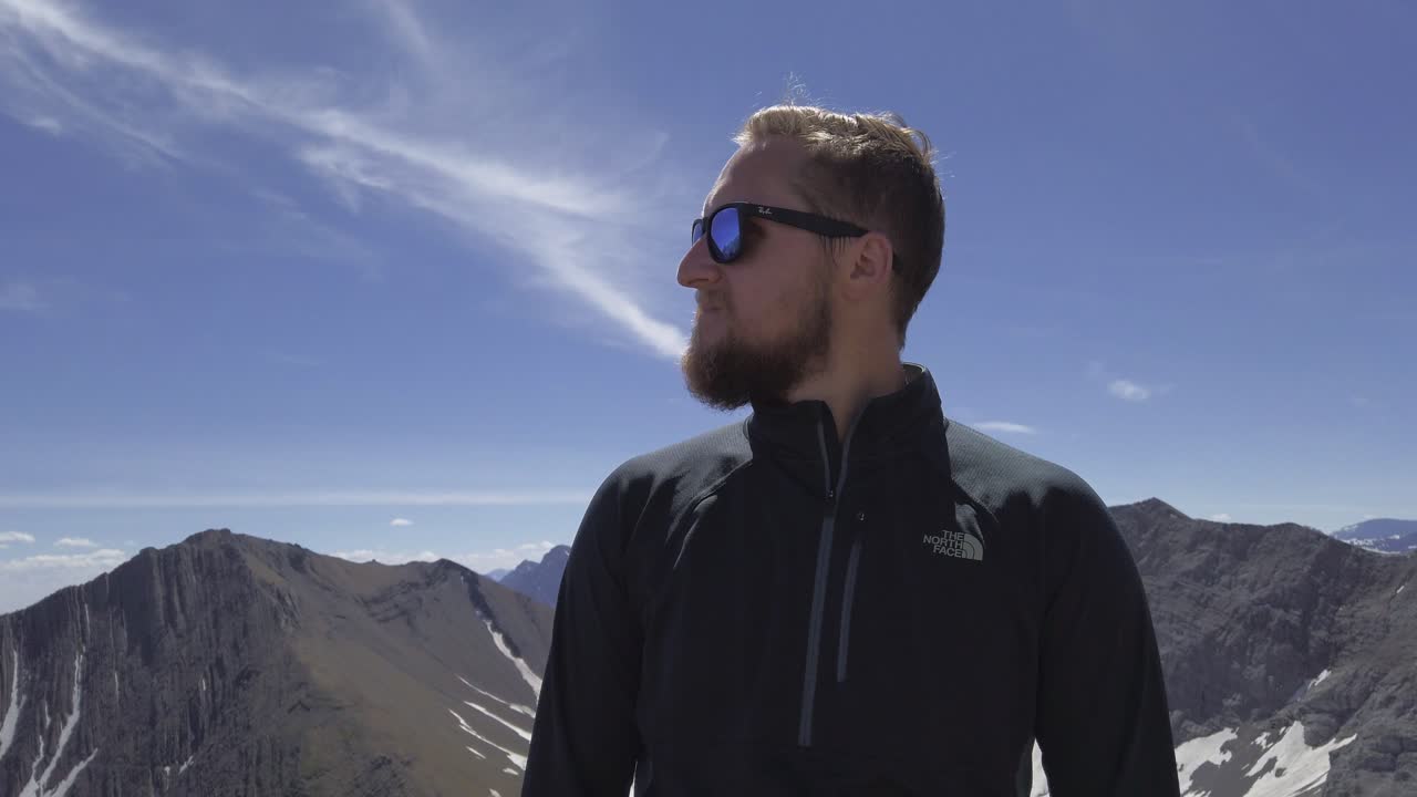 excursionista mirando la vista desde la cima de la montaña de cerca, montañas rocosas, kananaskis, alberta, canadá