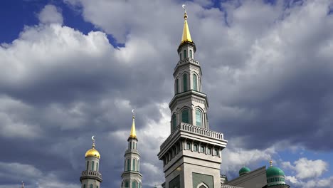 la mezquita de la catedral de moscú contra las nubes móviles, rusia -- la mezquita principal en moscú, nuevo punto de referencia
