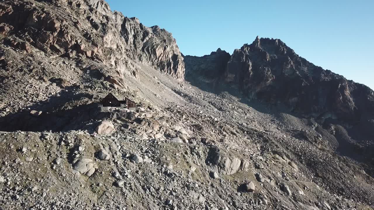 스위스 알프스의 고풍스러운 오두막, 높은 고도의 록키 산맥, 일출
