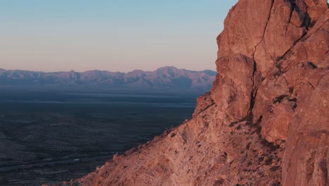 Ein-Wunderschönes,-Filmisches-4K-Luftbild-Landschaftsvideo,-Aufgenommen-Bei-Sonnenuntergang