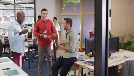 diversas personas de negocios felices discutiendo el trabajo durante una reunión en la oficina