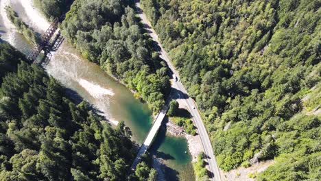 Malerische-Bergschleife-Und-Der-Wanderweg-In-Der-Nähe-Des-Stillaguamish-River-In-Verlot,-Washington