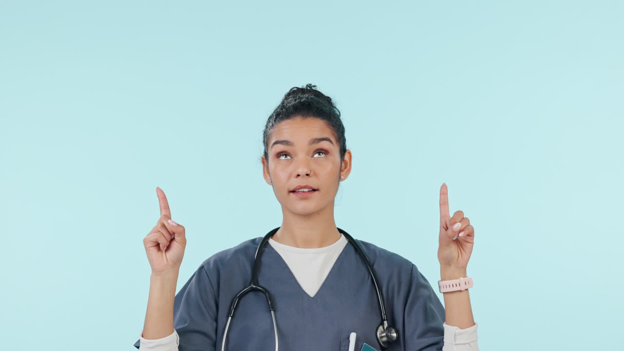 의사, 의료진과 스튜디오에 있는 여성이 위를 가리키고 있습니다.