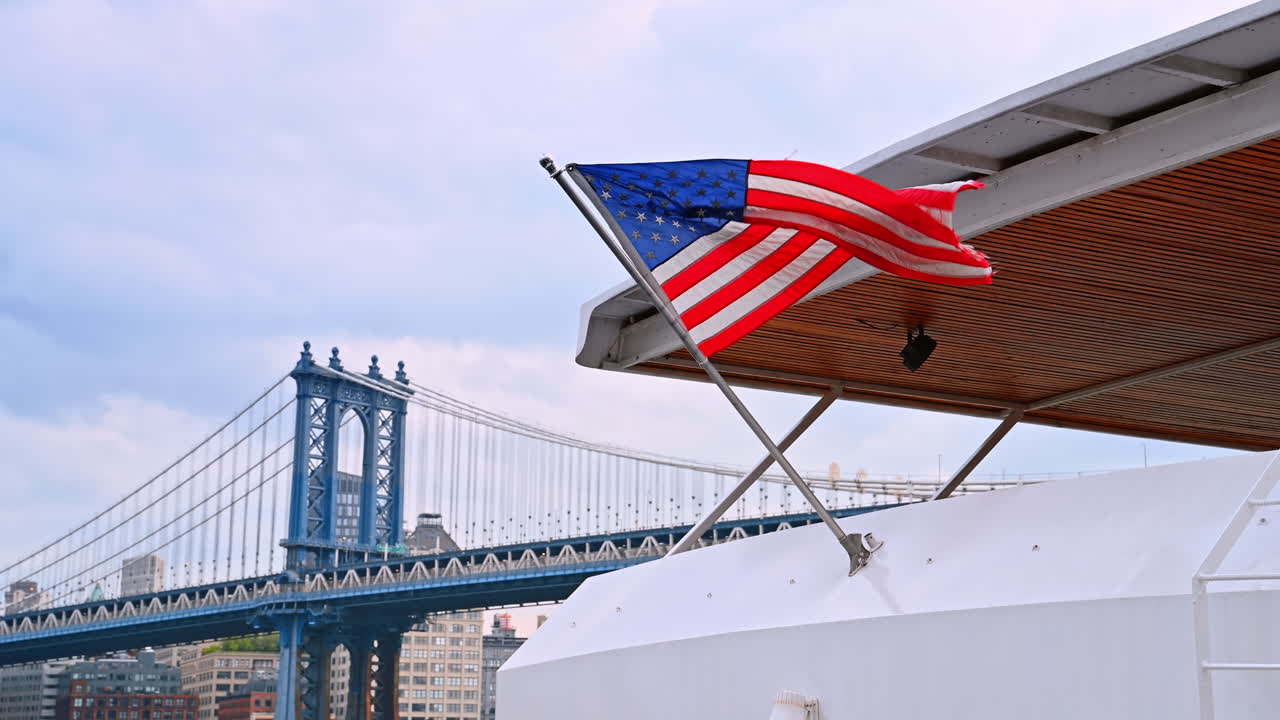 Bandiera americana con il ponte di Manhattan sullo sfondo