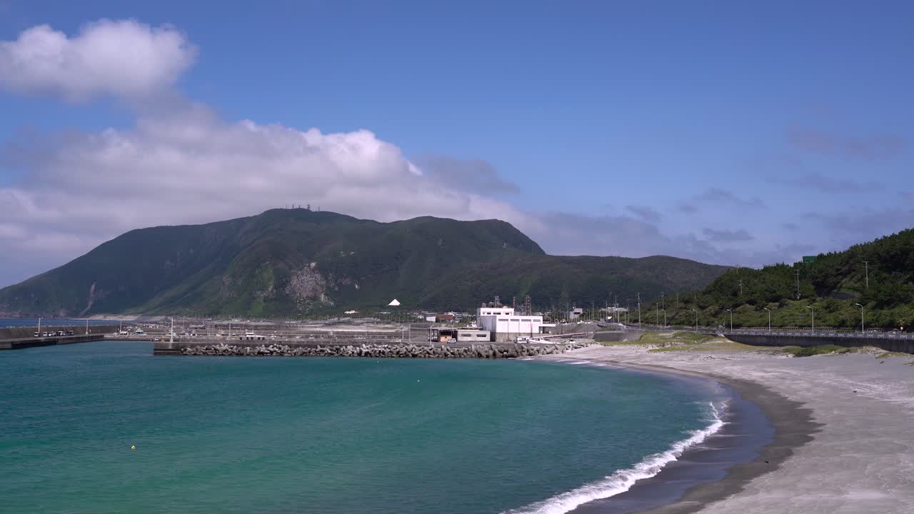 밝고 화창한 날 움직이는 구름과 함께 항구와 녹색 절벽에서 시야를 차단했습니다.