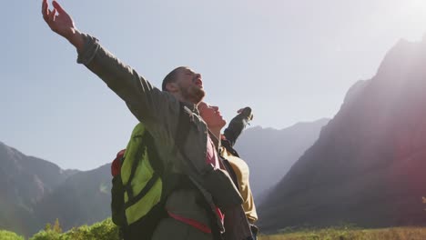 Pareja-Caucásica-Disfrutando-Del-Paisaje