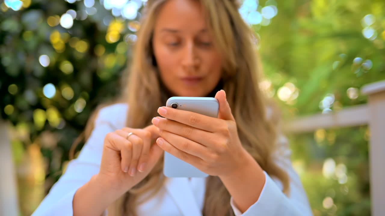 Donna che scorre il telefono a una terrazza