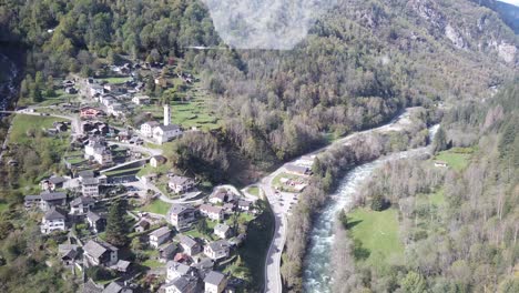 POV-Dentro-Del-Teleférico-Que-Cruza-El-Valle-De-Los-Alpes-Suizos-En-El-Pueblo-De-Braggio,-Cantón-De-Grisons